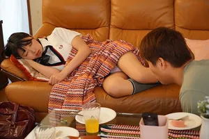 Chàng trai trộm nhìn quần lót người tình ghệ đang ngủ thì bị phát hiện