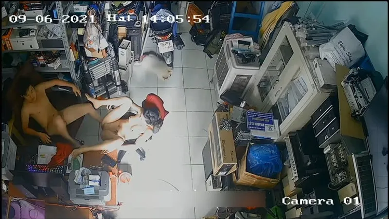 Người vợ Anh xã xoạc nhau trong của hàng máy tính
